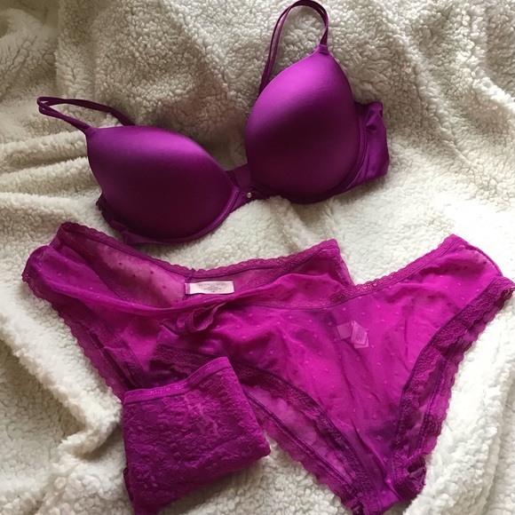 Bras and matching panties - Picture 2 of 4